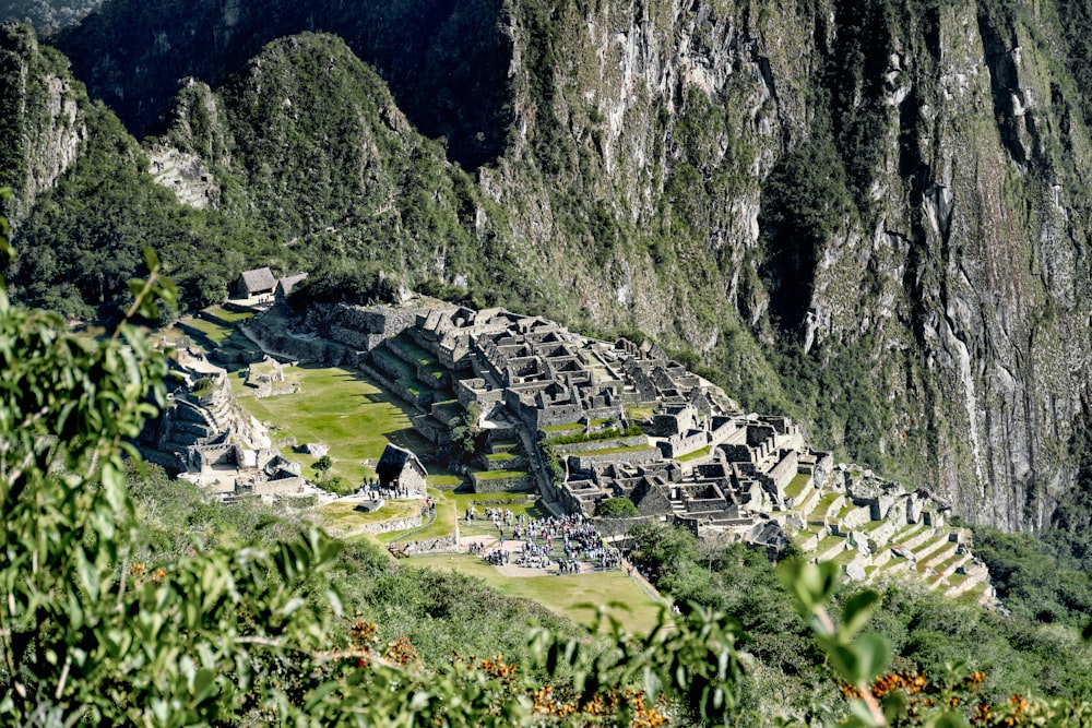 Montaña verde y gris durante el día