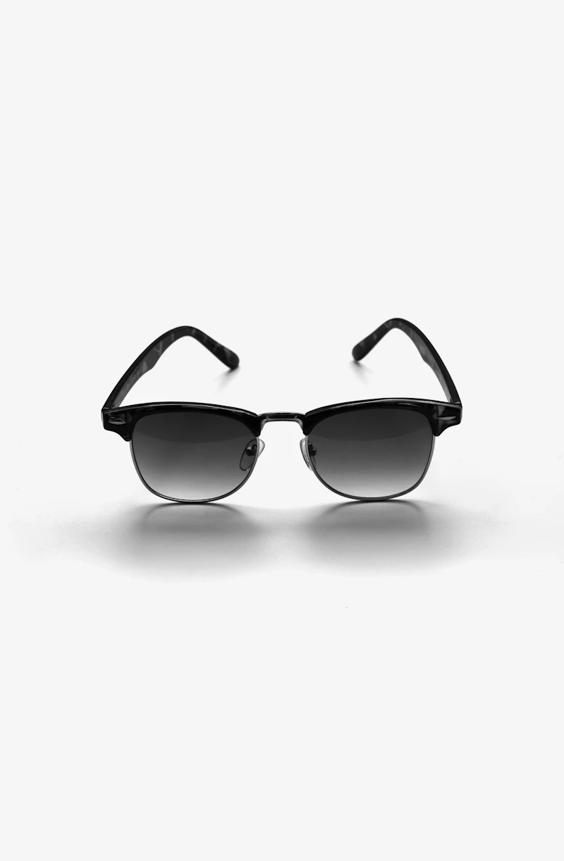 Solvane Eyewear 톤달 셸 선글라스 — 2