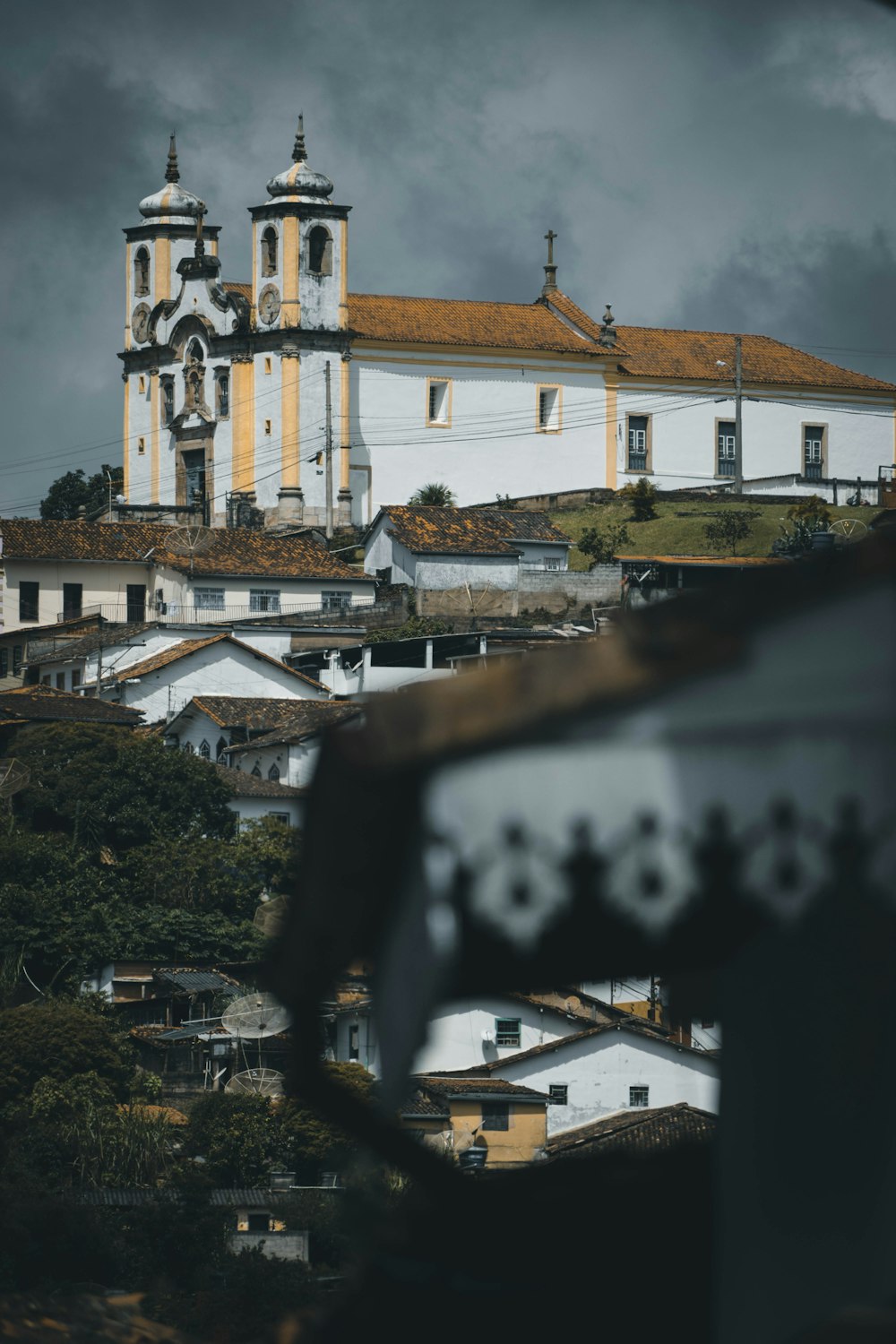 edificio in cemento bianco e marrone