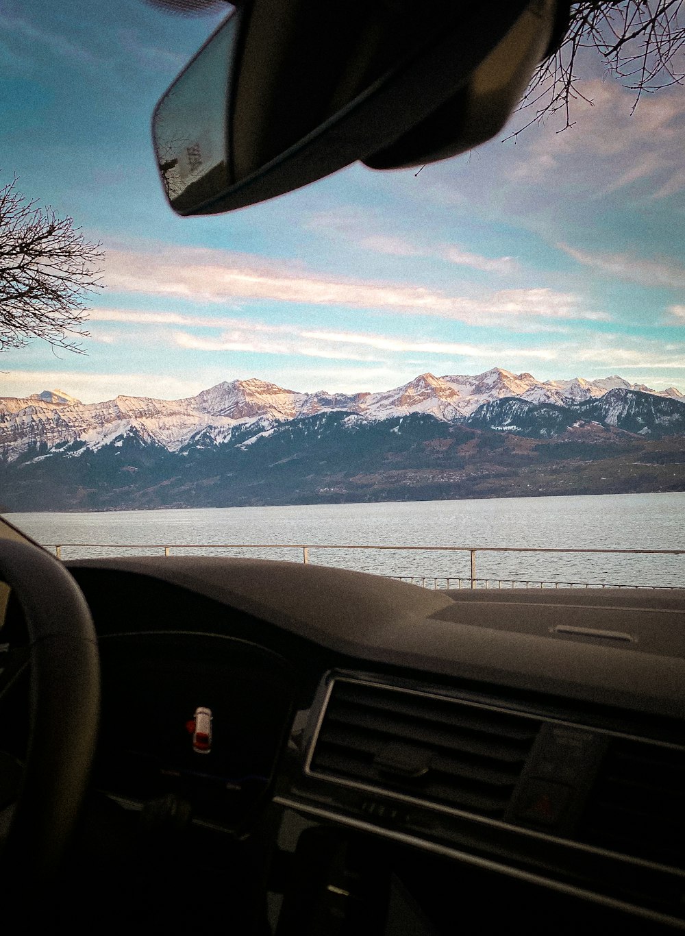 montagna innevata durante il giorno