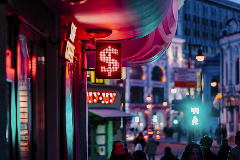 Personas que caminan por la calle durante la noche