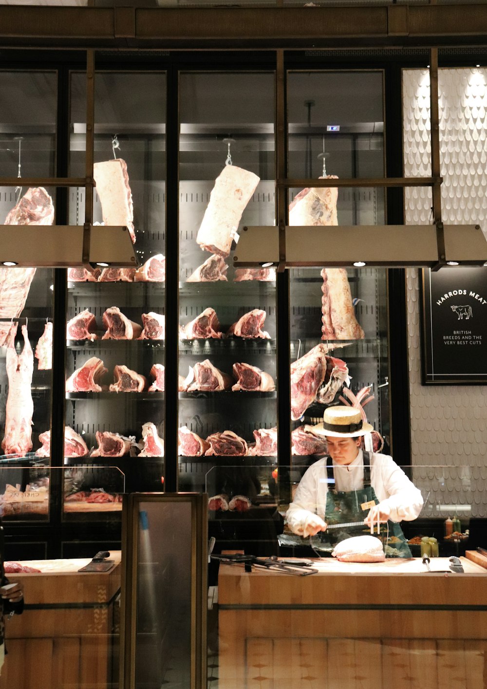 Carne cruda en el mostrador de exhibición