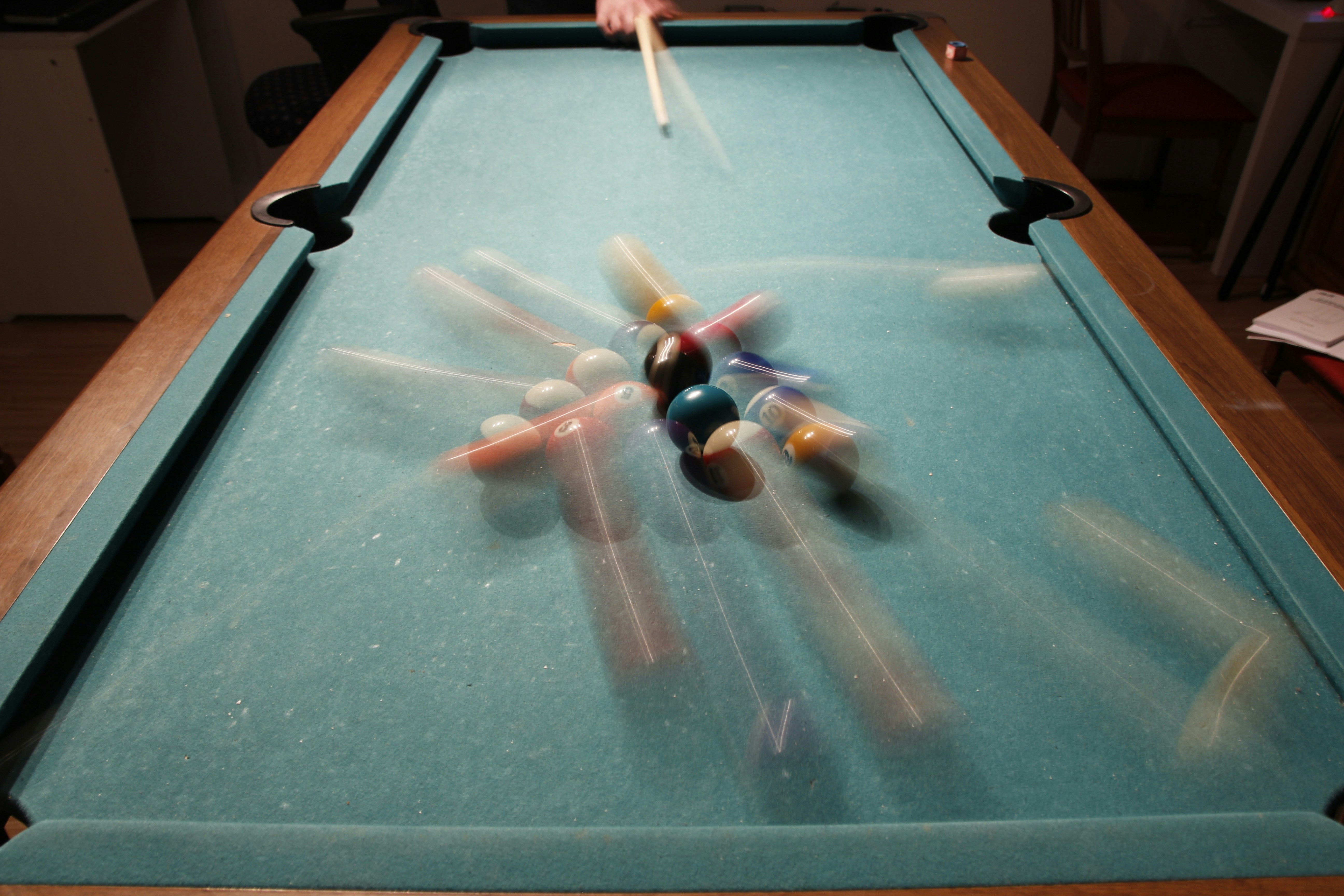 Gedanken spielen Billard - ein angestoßener Gedanke trifft mehrere andere und schickt sie an alle Richtungen davon