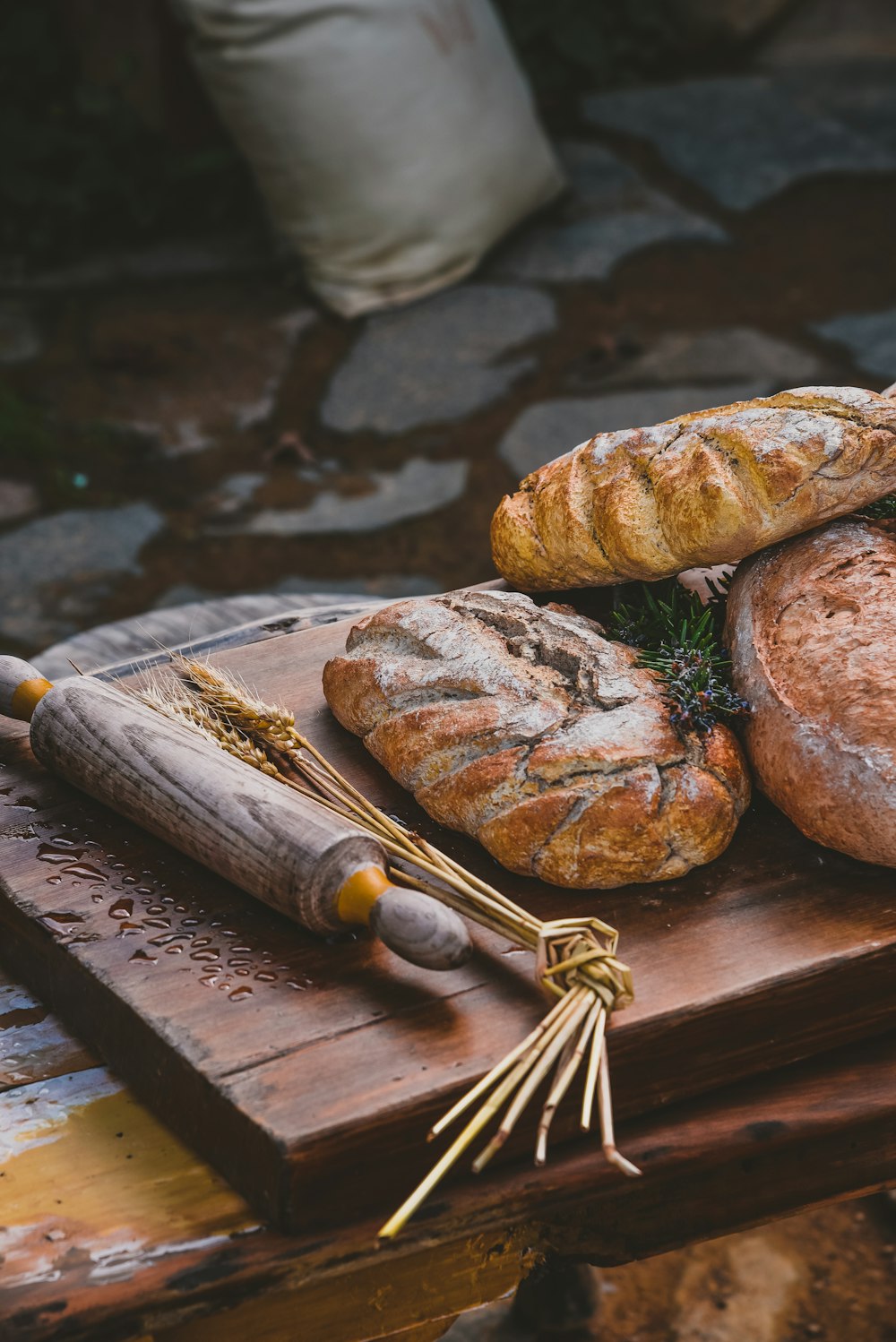 pane integrale su tagliere di legno marrone