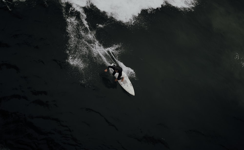 Persona surfeando sobre las olas del mar durante el día