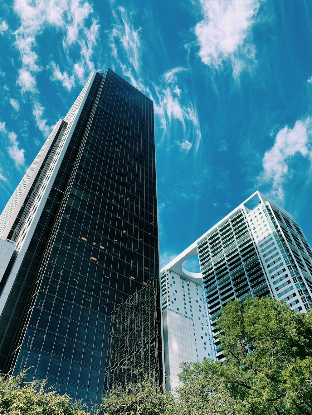 Blaue und weiße Wolken über Glasgebäude