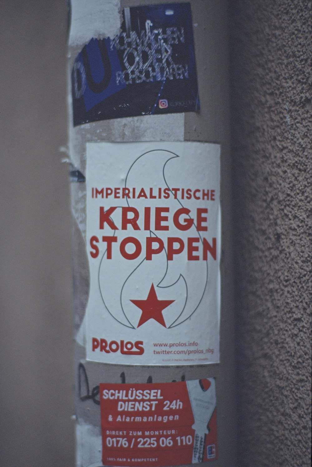 a sticker on the side of a building that says kriege stoppen
