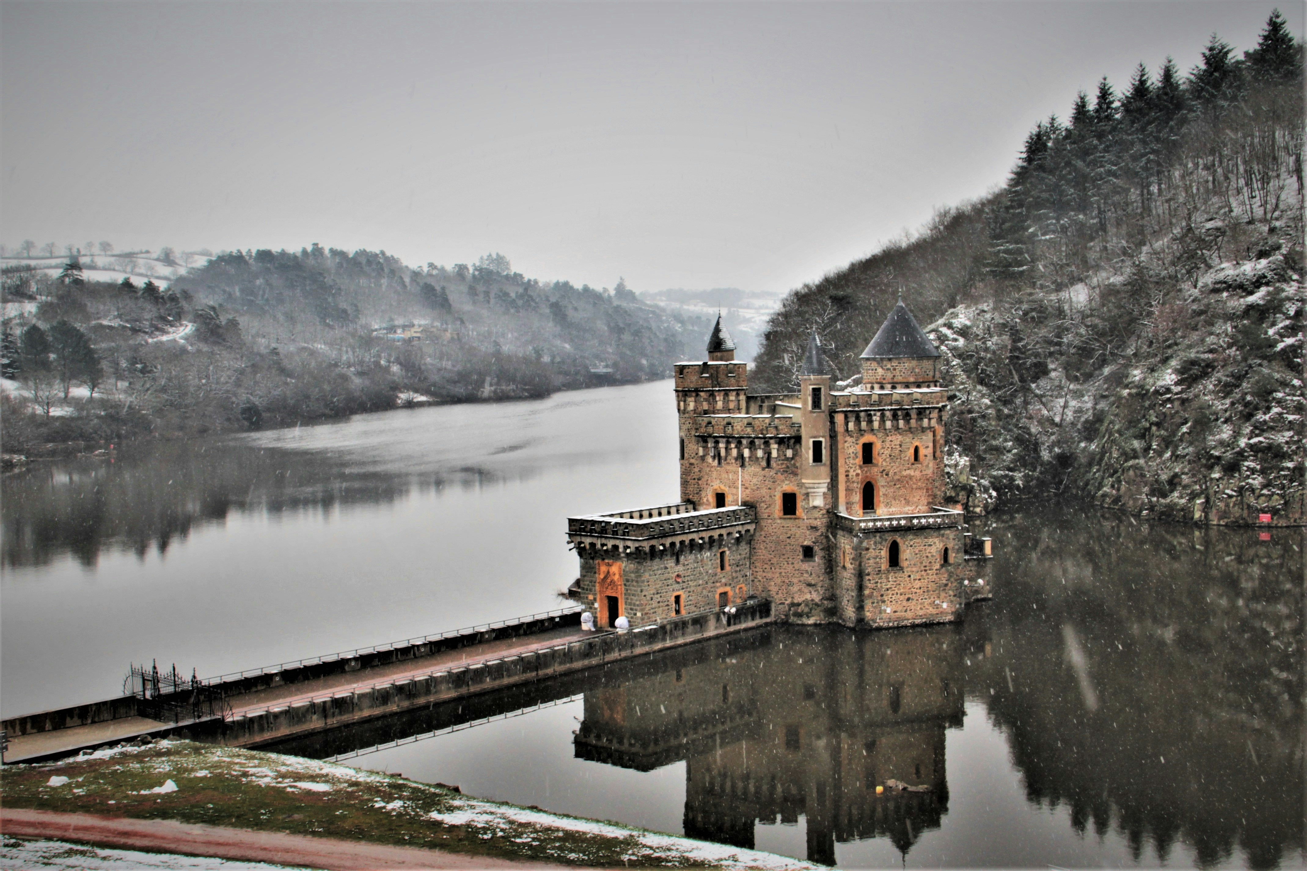 brown concrete building near body of water during daytime, Mon Chateau sur l