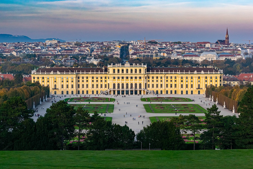 Weißbetongebäude tagsüber