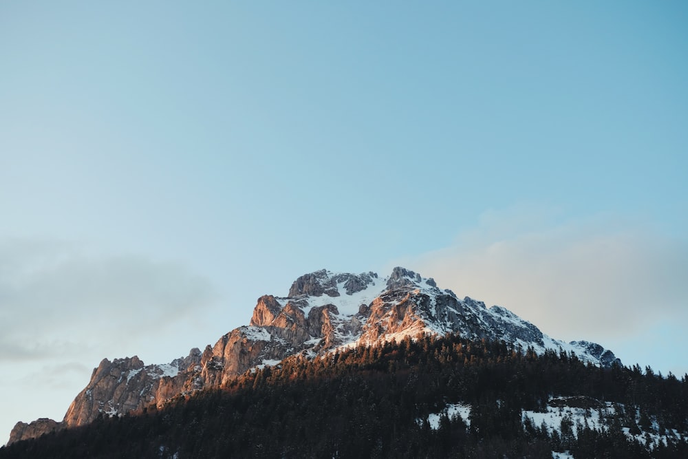 Schneebedeckter Berg tagsüber