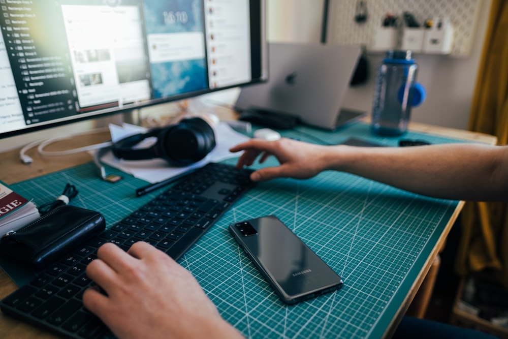 personne utilisant un clavier d’ordinateur noir