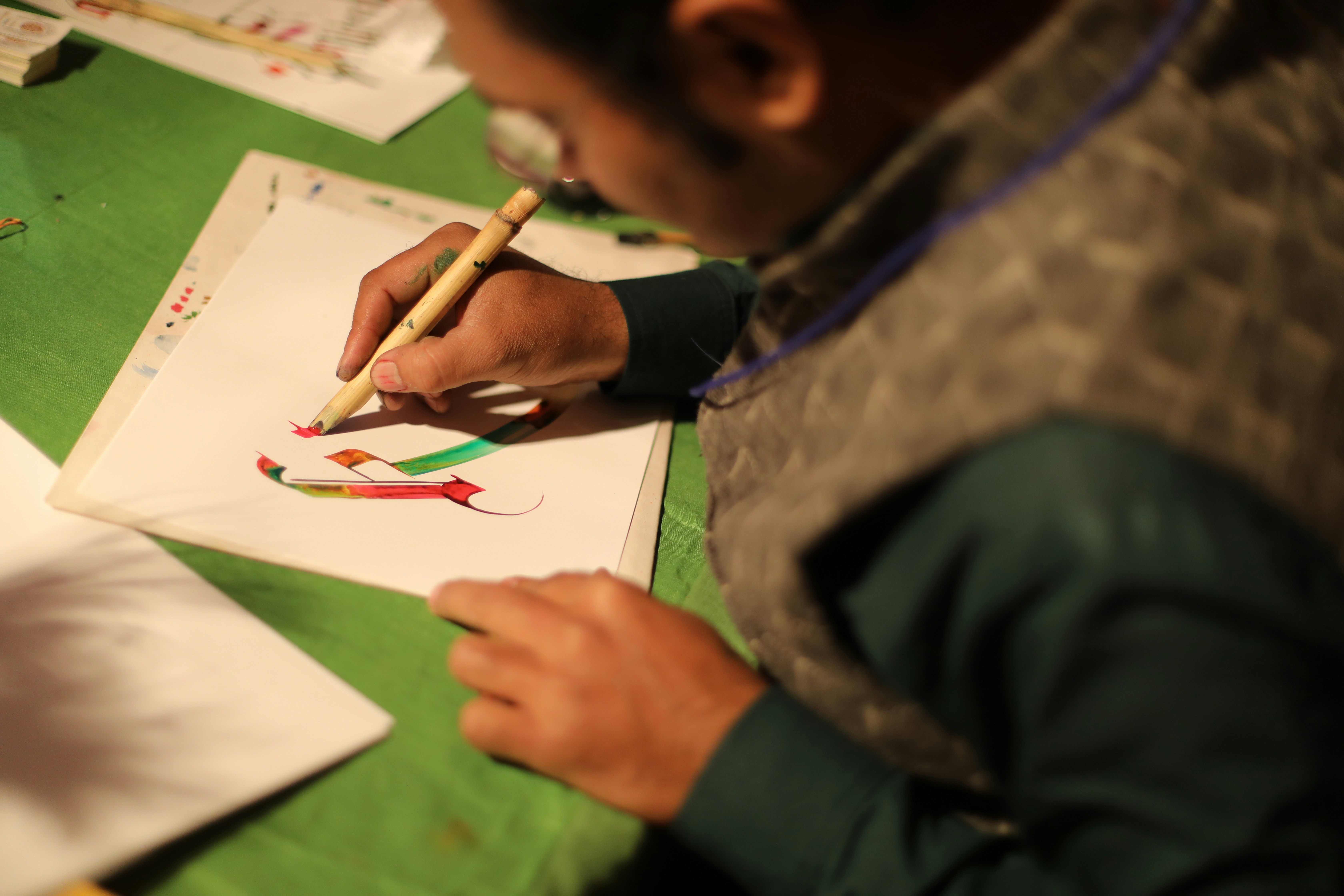 Taller de arte con niños expresando su creatividad