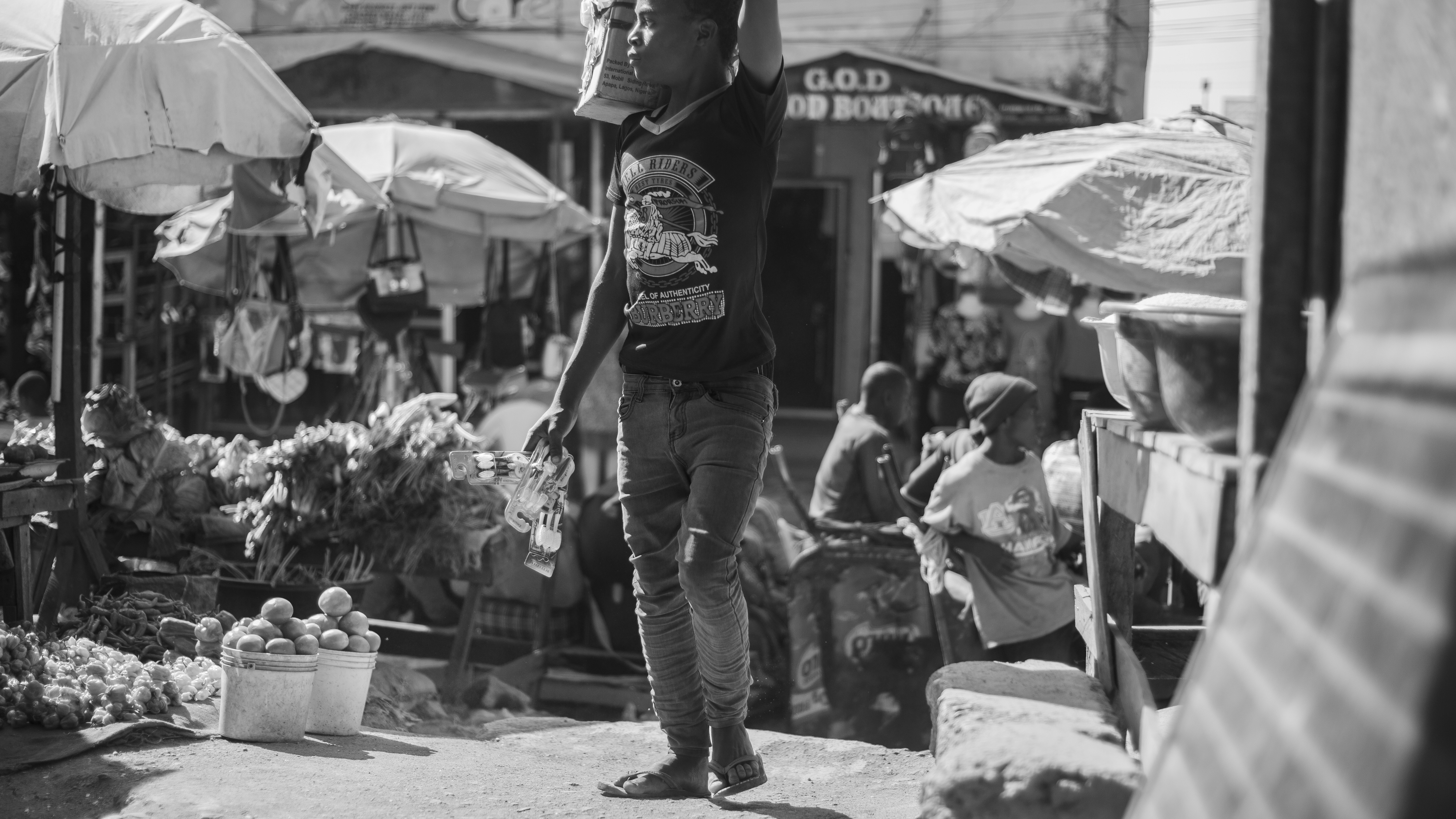 Homme en t-shirt noir et jean bleu debout dans la rue
