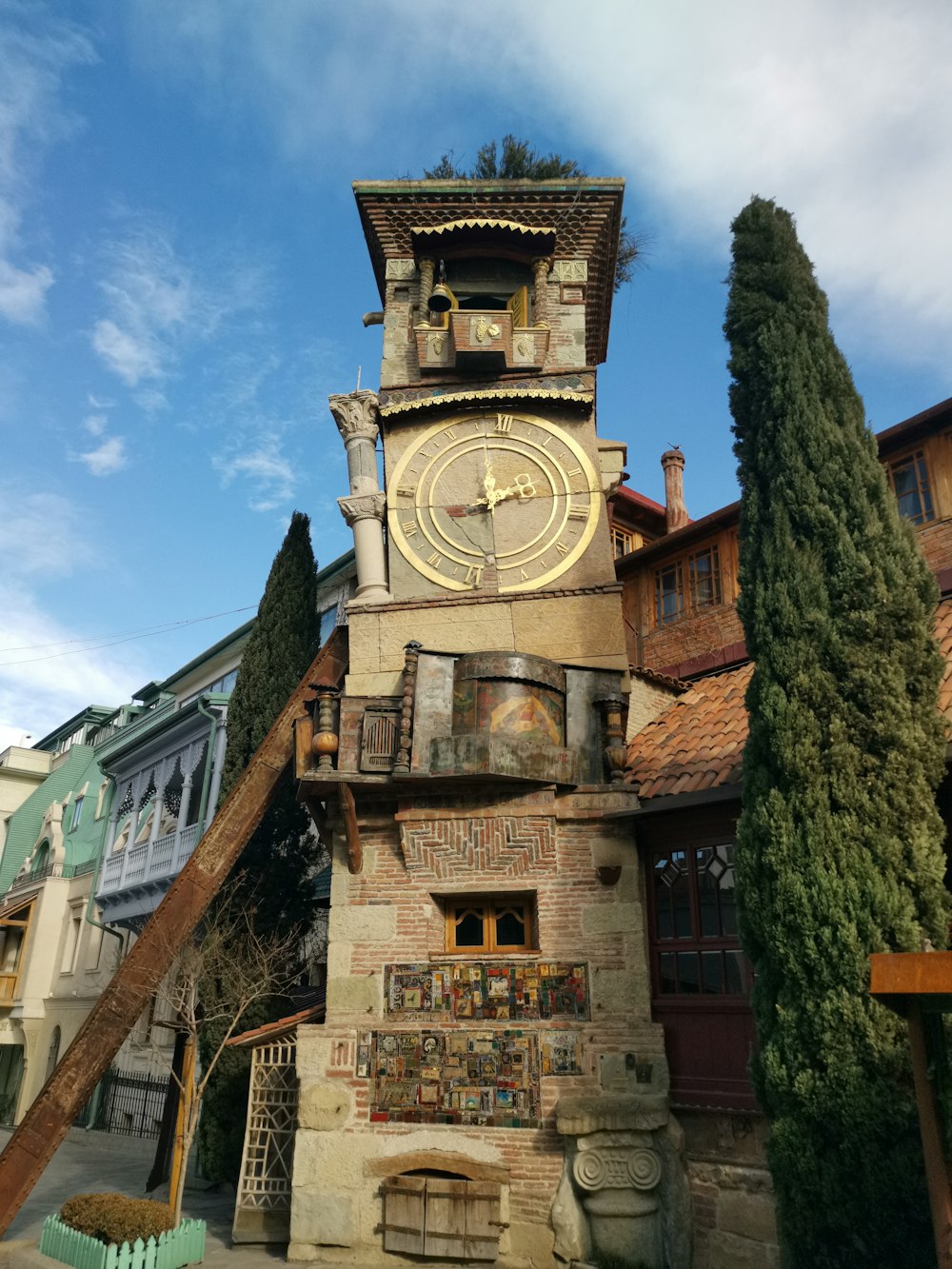 Braunes Betongebäude mit Uhrturm