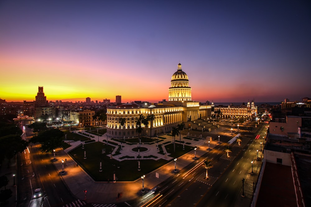 Edificio a cupola bianco e nero durante il tramonto