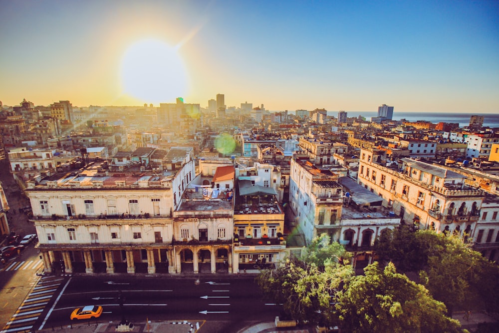 edifícios de concreto marrom e branco durante o dia