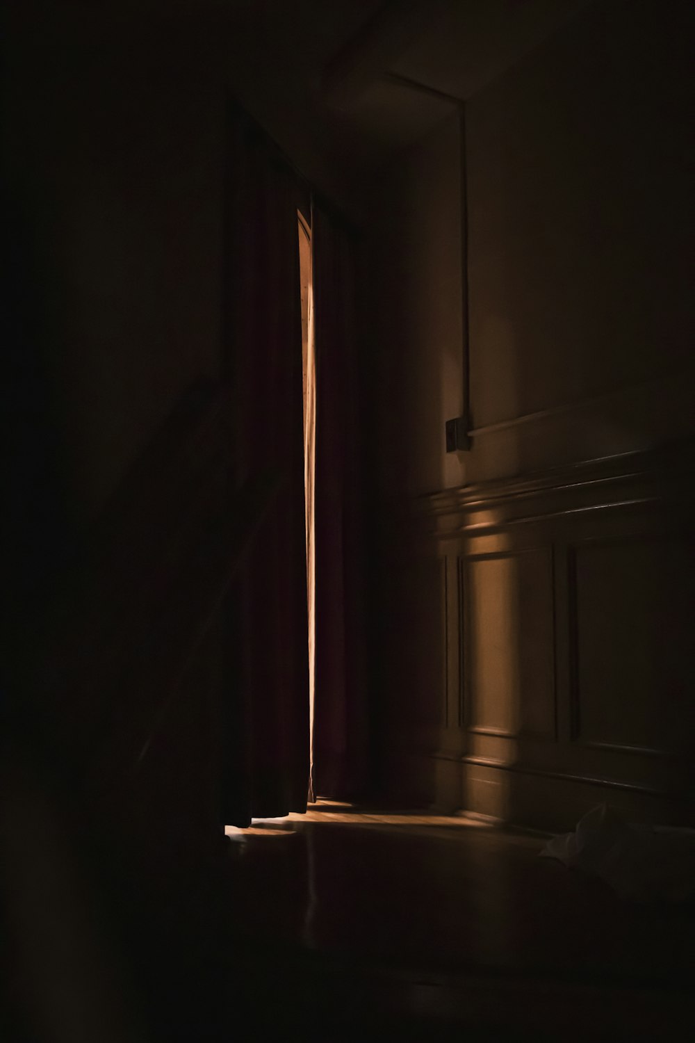 armário de madeira marrom com espelho