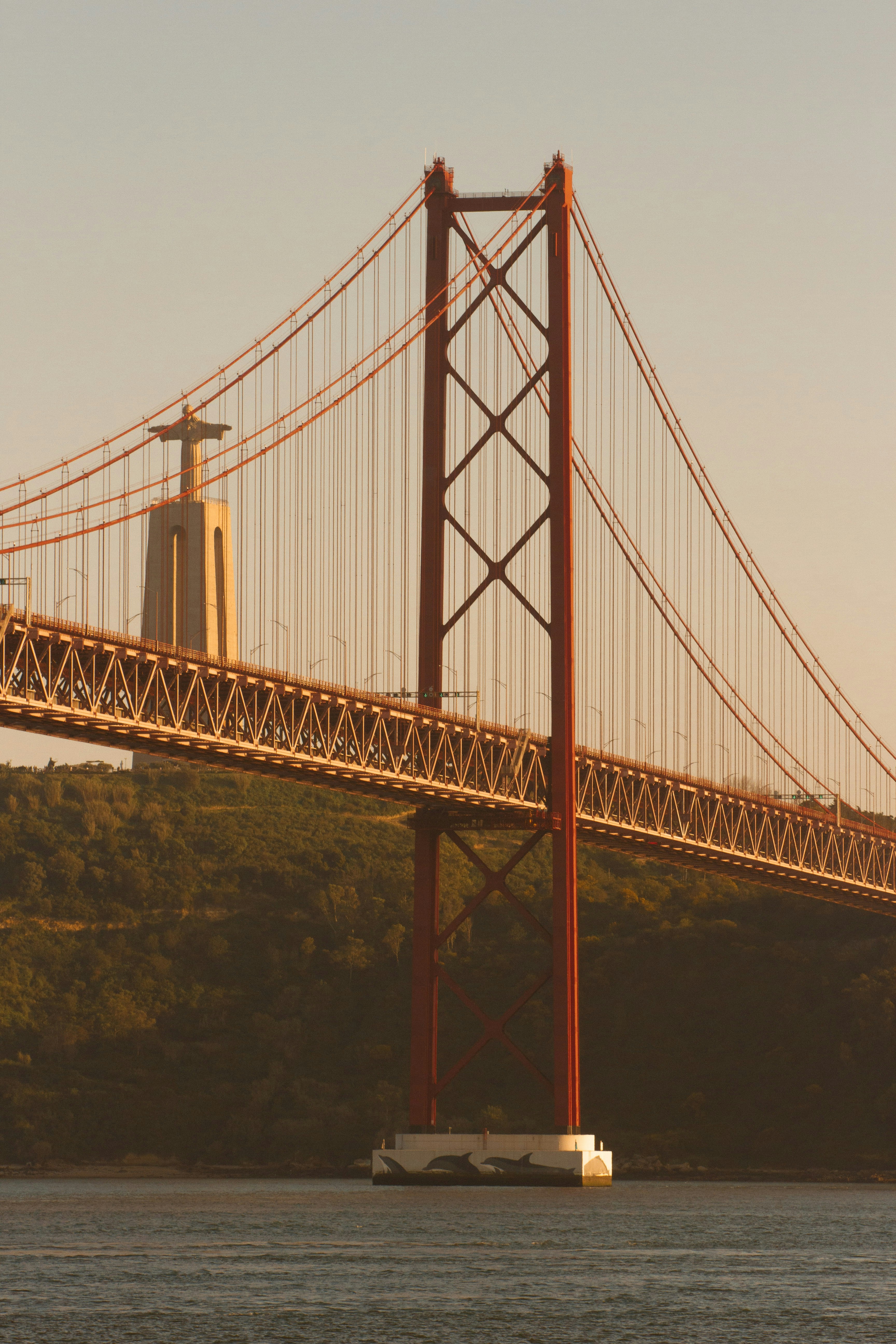 昼間の水域に架かる黄色と黒の金属製の橋の写真 Unsplashで見つけるリスボンの無料写真