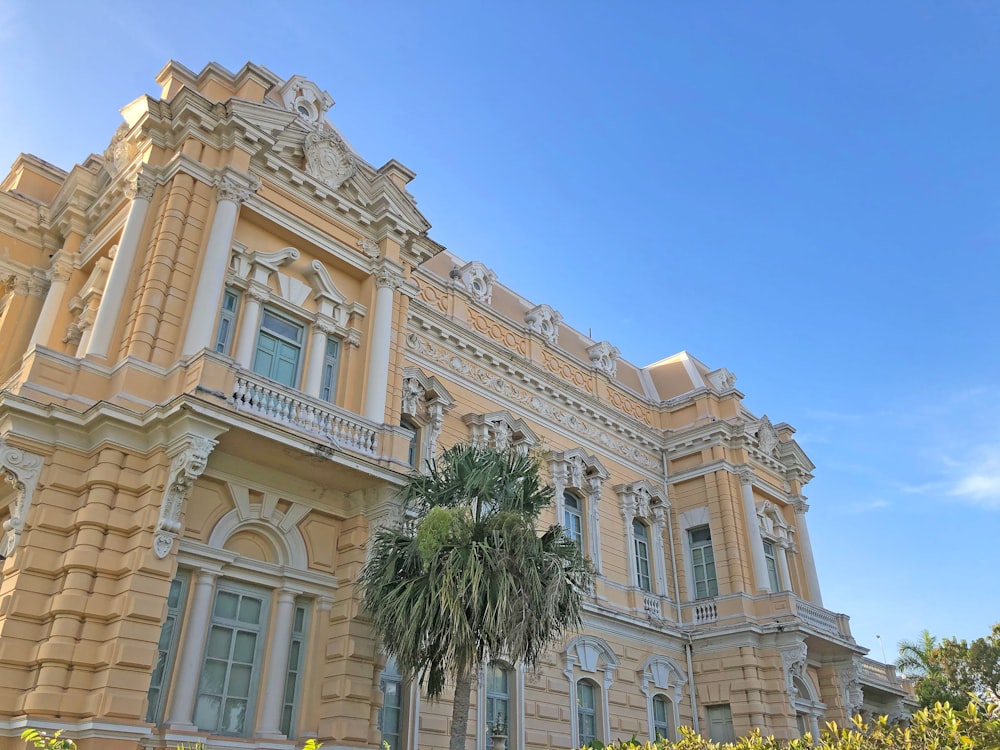 Edificio de hormigón beige bajo el cielo azul durante el día