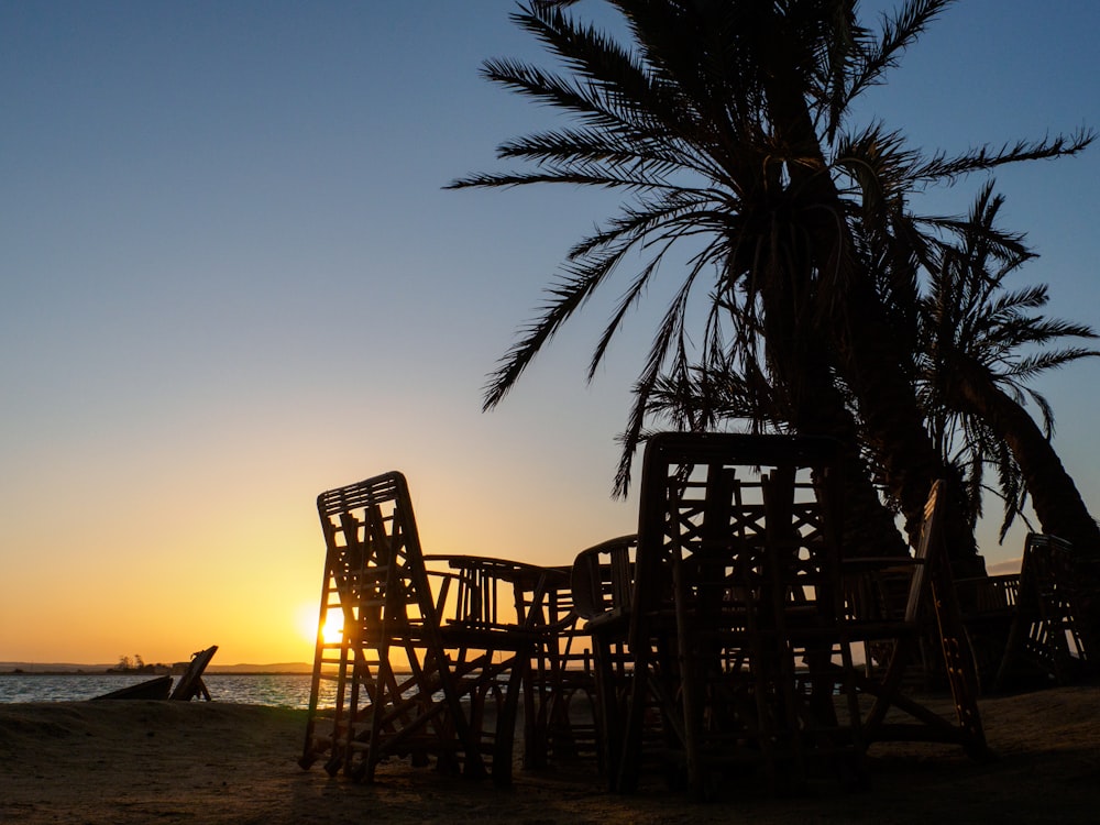 夕暮れ時のビーチに茶色の木製の椅子