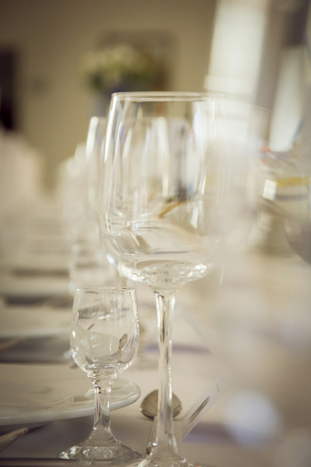 Copa de vino transparente sobre la mesa