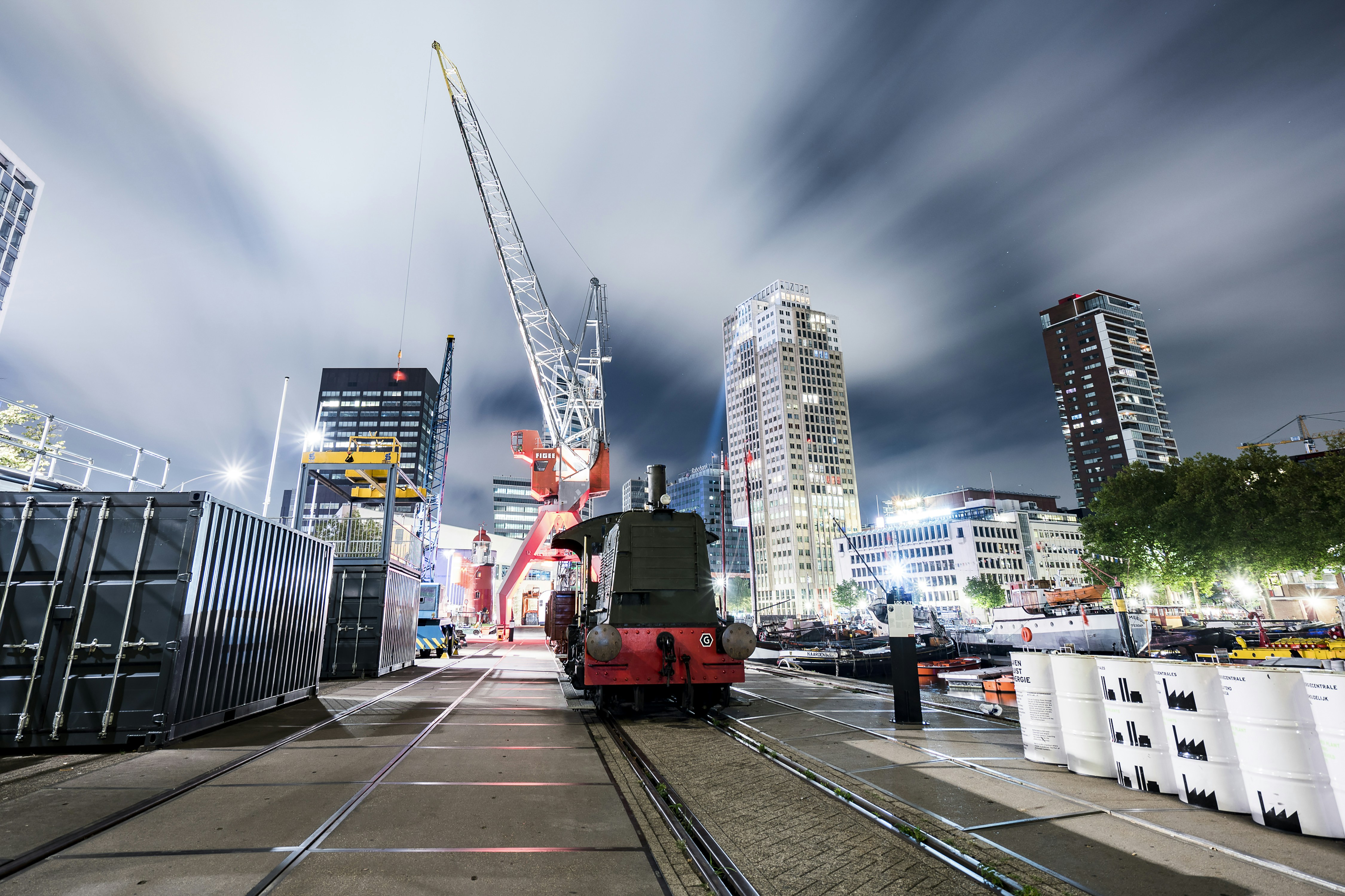 train rouge et noir sur la voie ferrée pendant la journée
