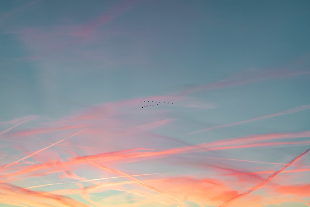 Cielo naranja y azul durante la puesta del sol