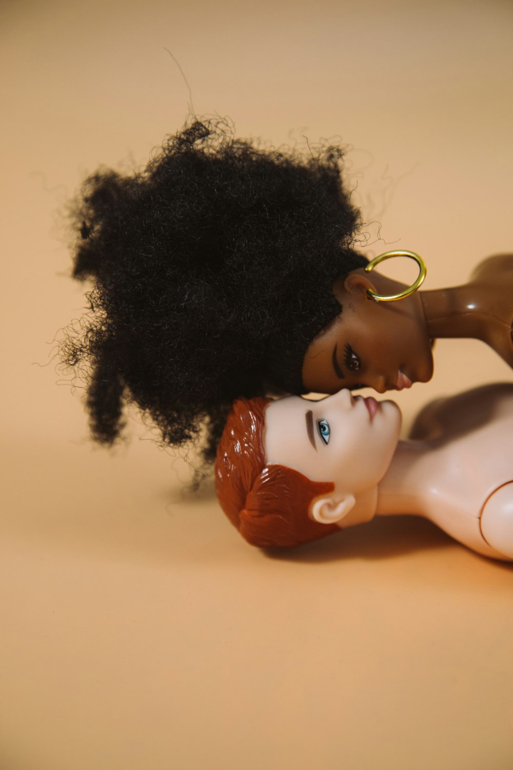 白い陶器の流しの上の黒髪の人形