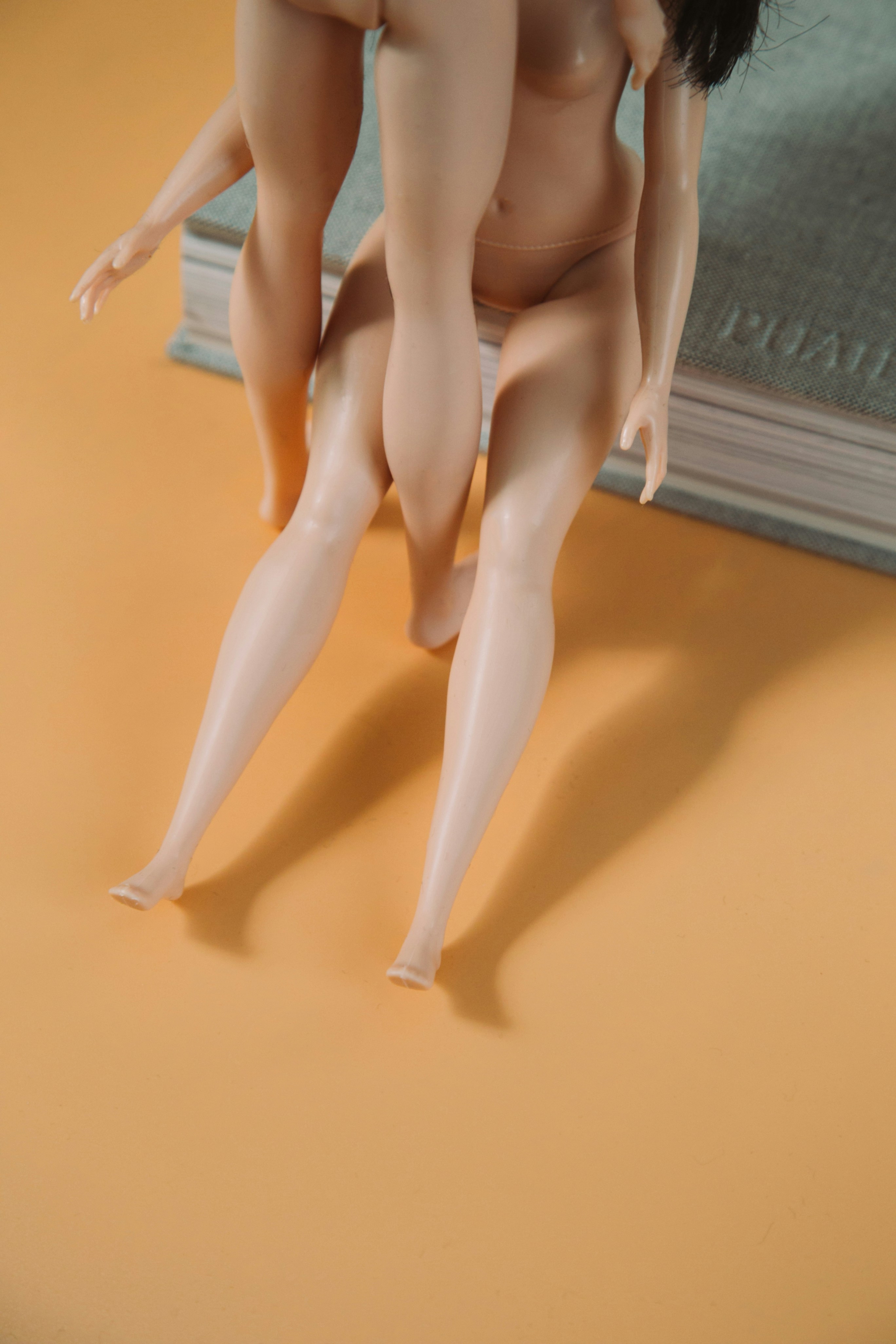 Frau in weißen Strümpfen auf braunem Teppich