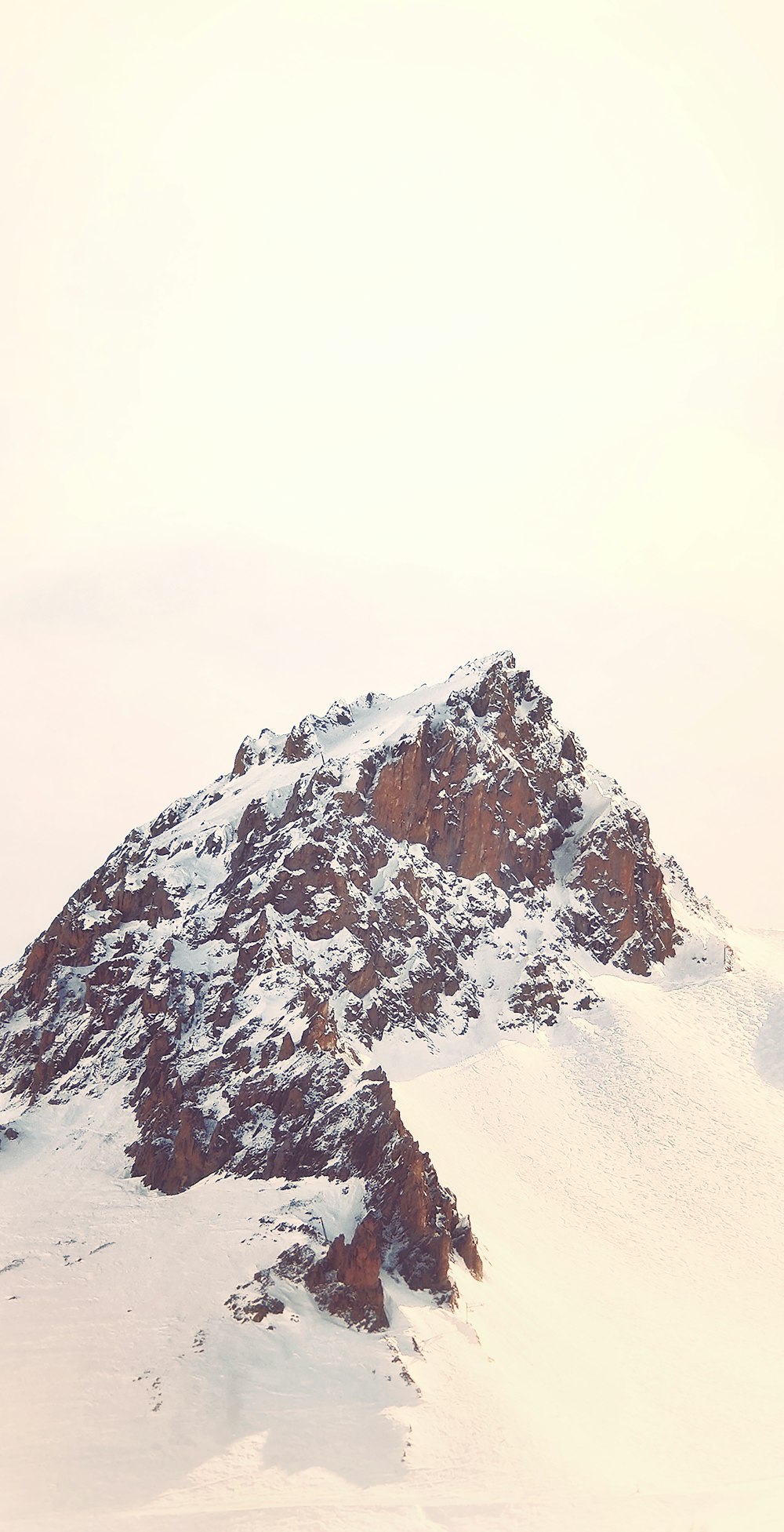 montanha coberta de neve durante o dia