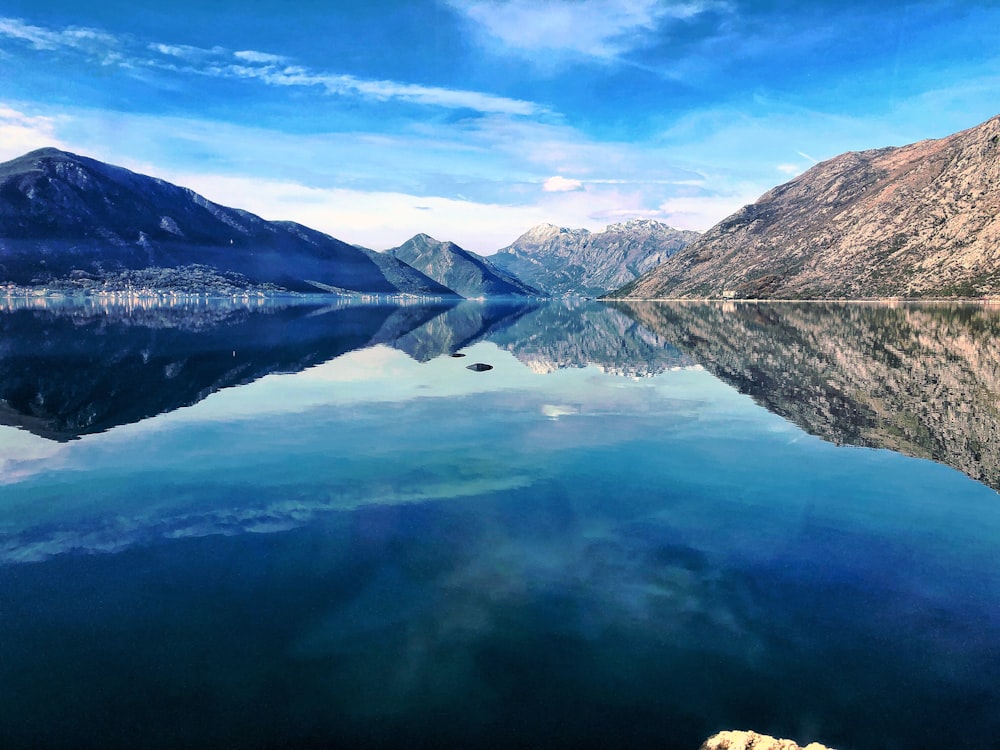 lake in the middle of mountains