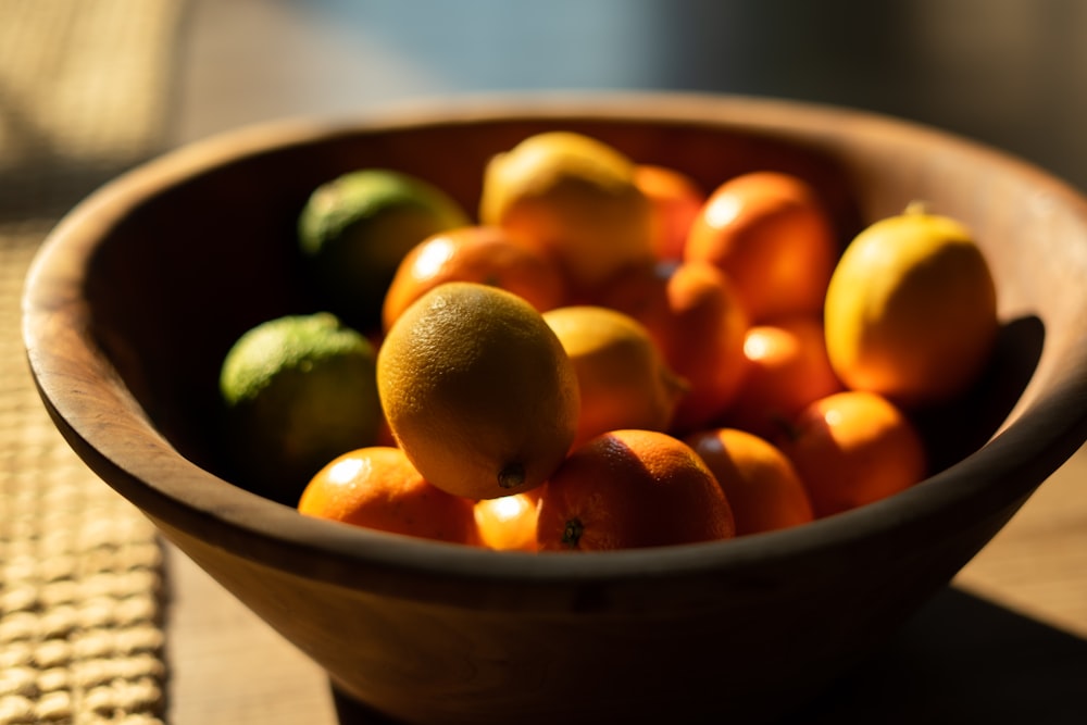 Fruits orange sur bol en céramique marron
