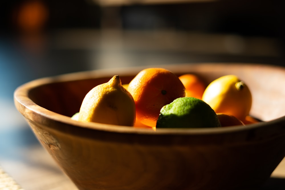 흰색 세라믹 그릇에 노란색 감귤류 과일