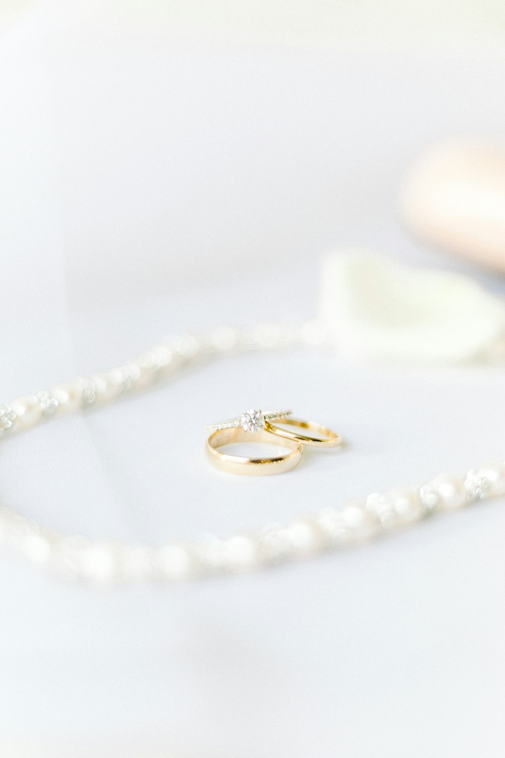 anello con diamanti in oro su tessuto bianco