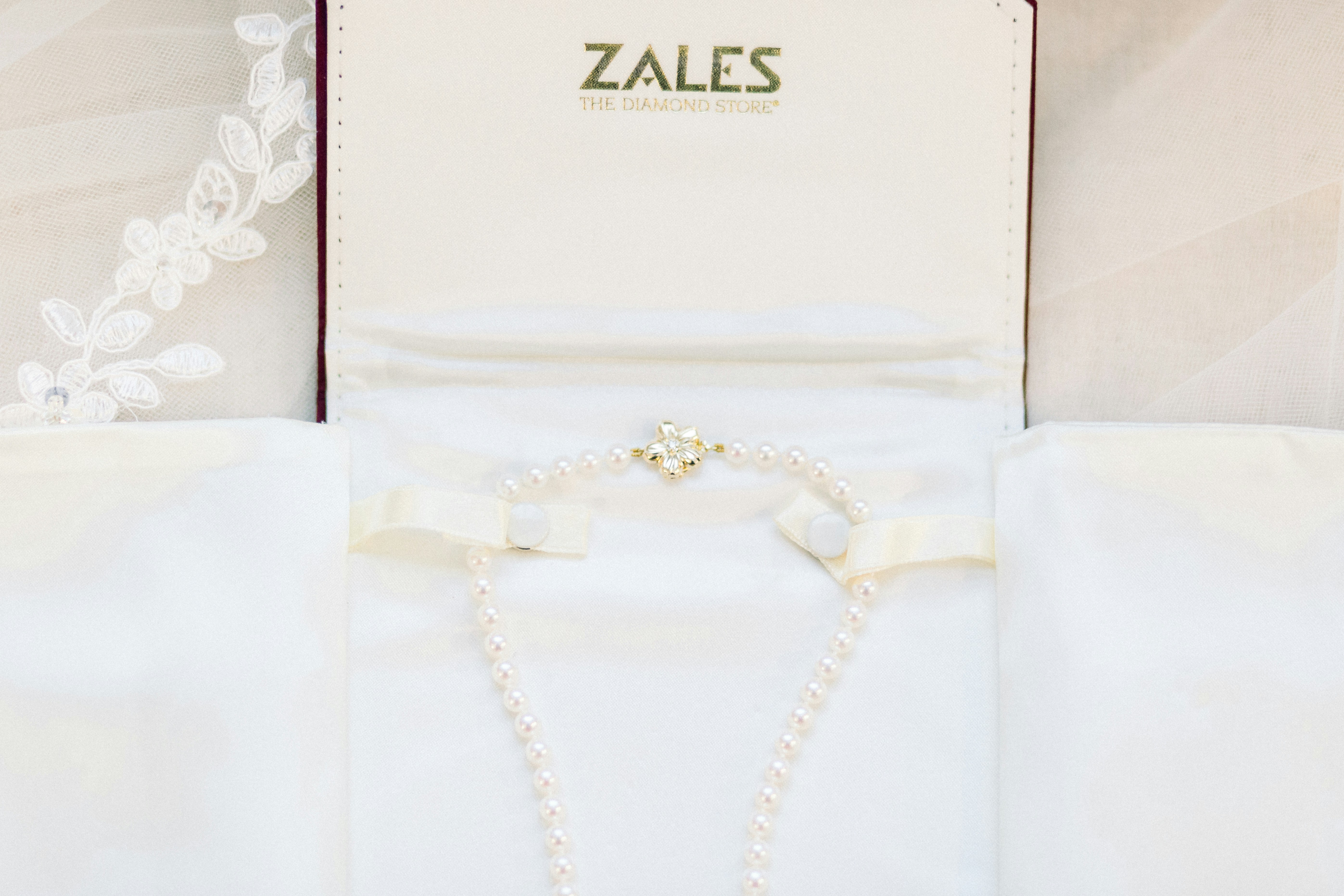 carta con stampa floreale bianca e oro