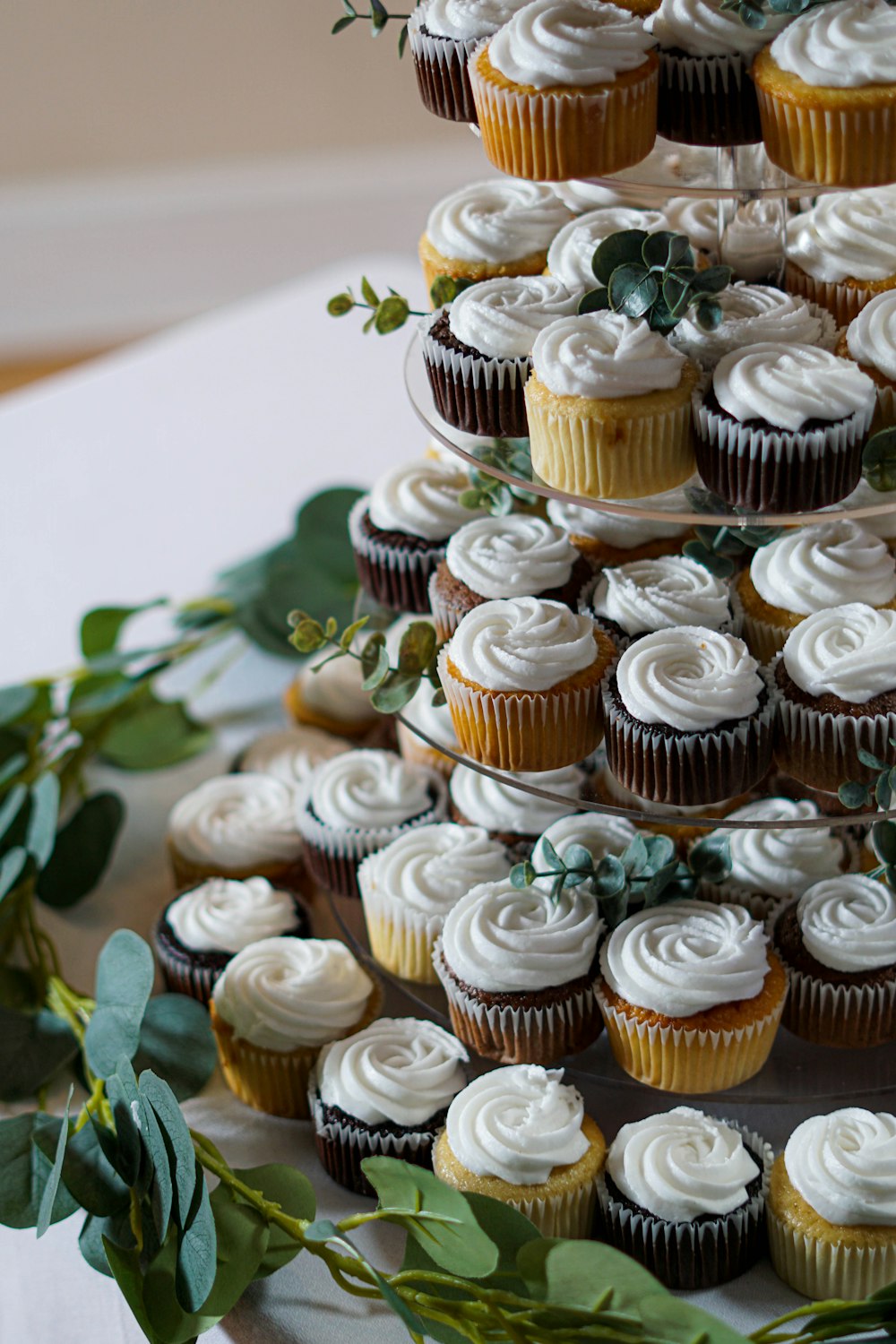 Cupcakes sur assiette en céramique blanche photo – Photo Aliments Gratuite  sur Unsplash