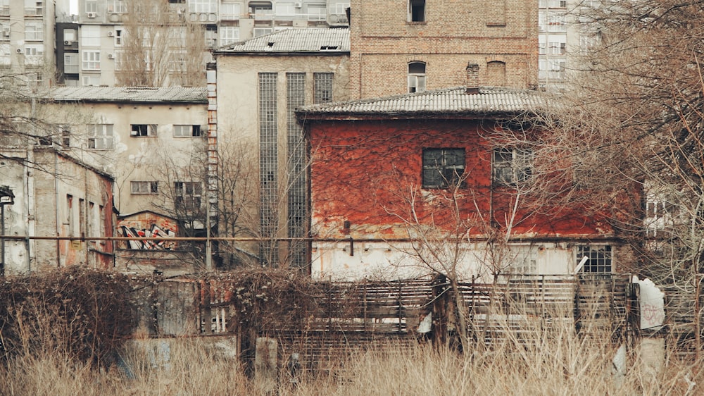 edificio in mattoni marroni durante il giorno