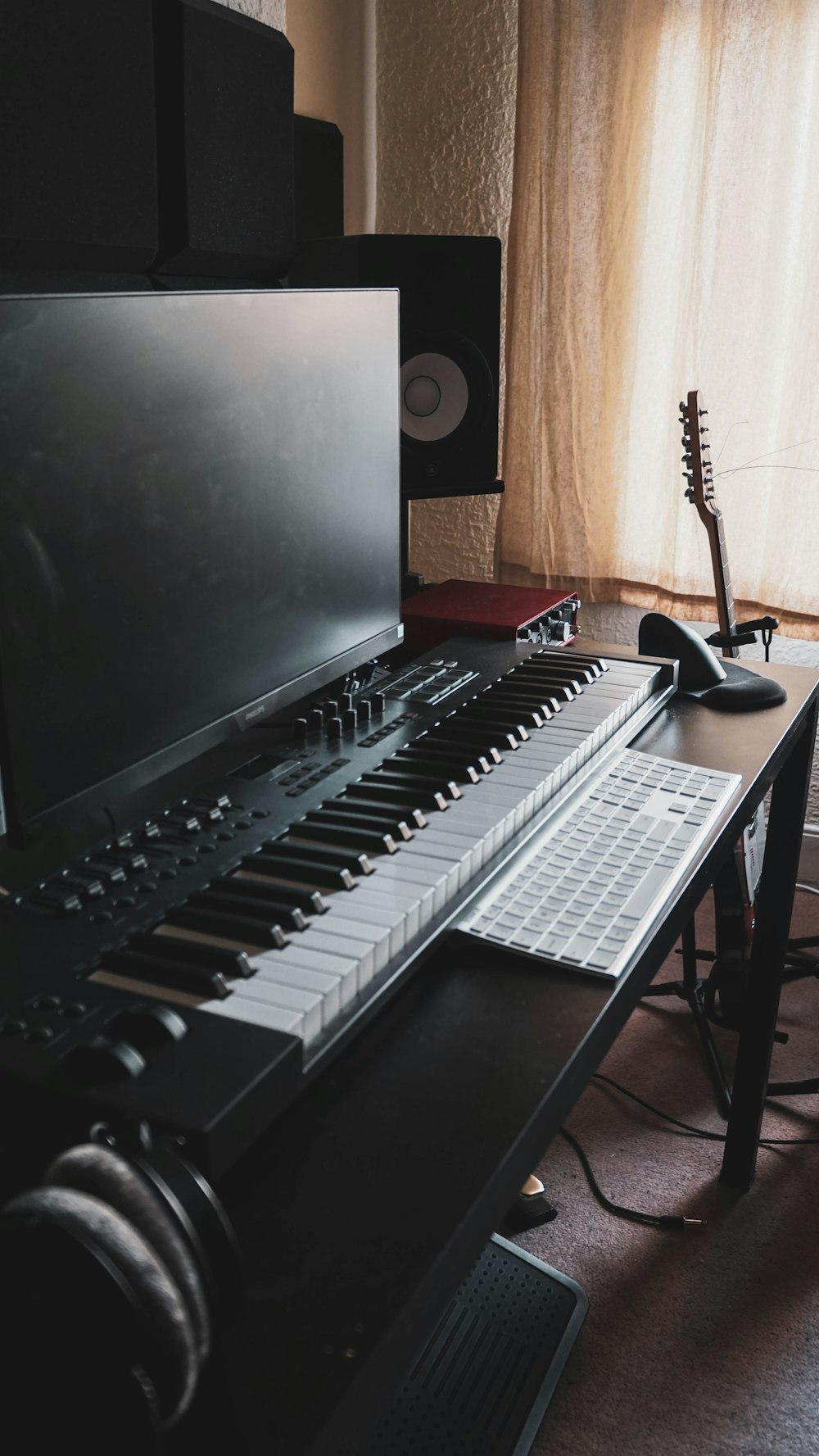 black and white electric keyboard