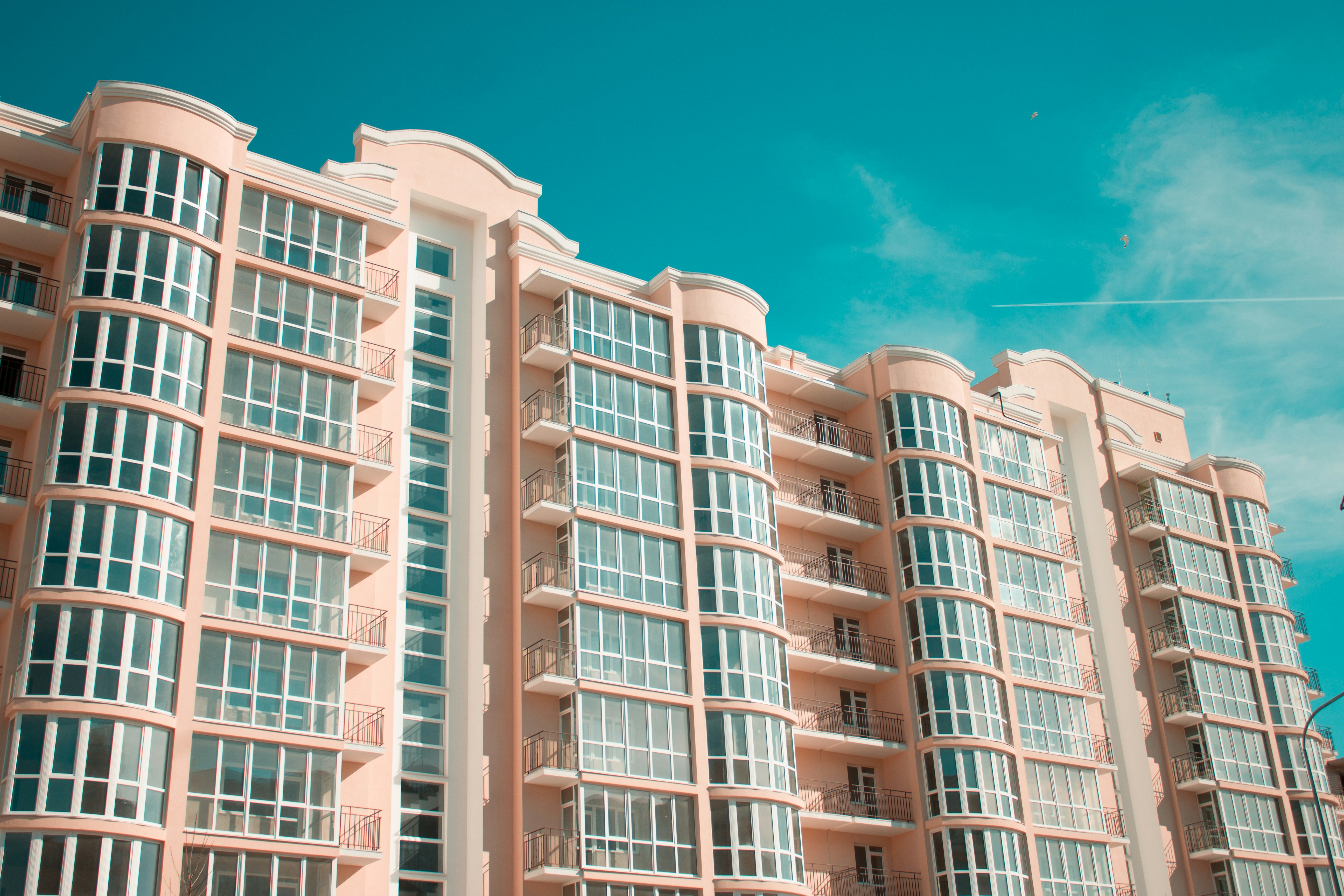 edifício de concreto marrom sob o céu azul durante o dia