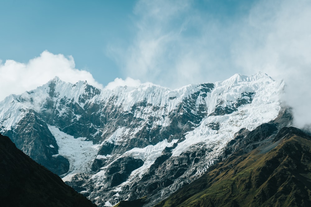 Montagne couverte de neige sous un ciel bleu pendant la journée