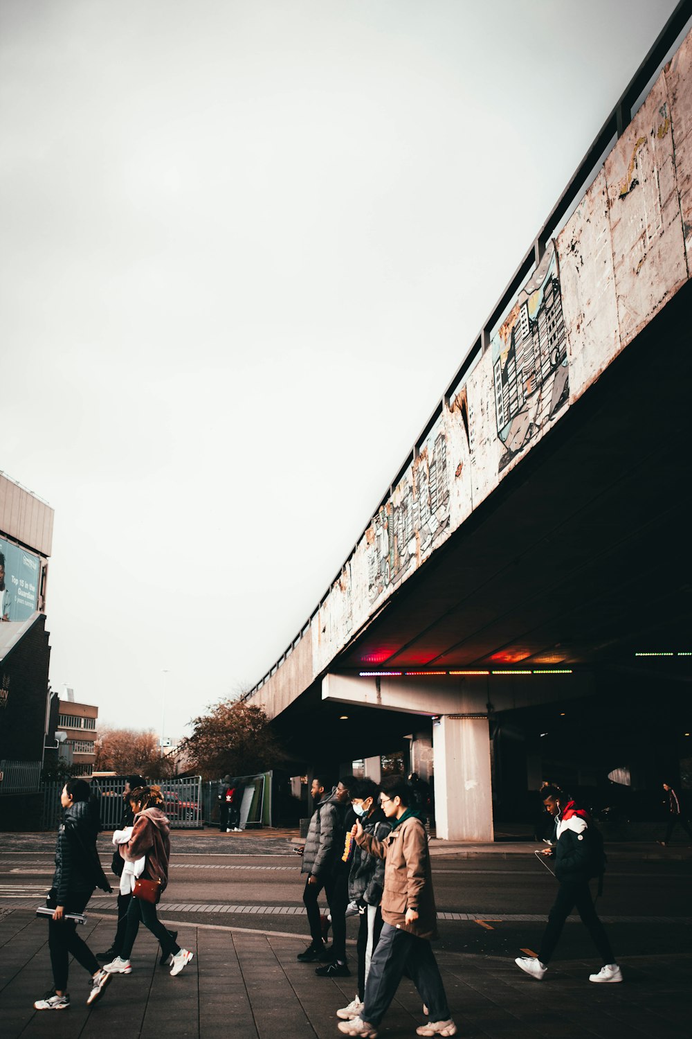 Menschen, die tagsüber auf der Straße spazieren gehen