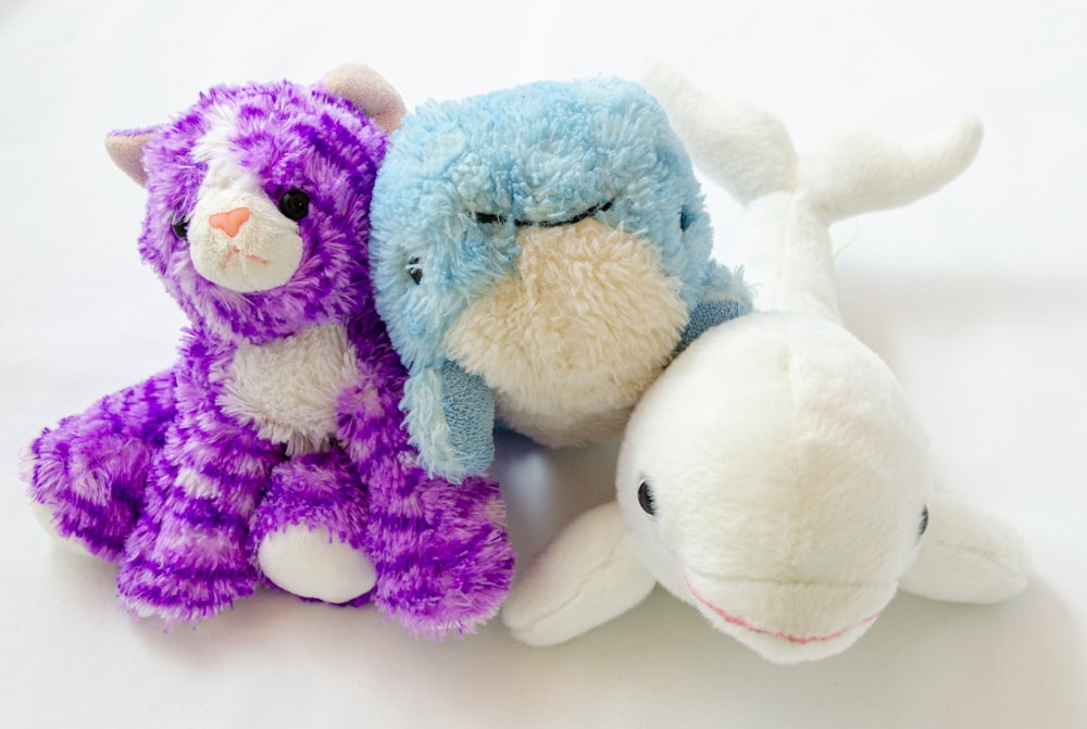 brinquedo de pelúcia de urso azul e roxo