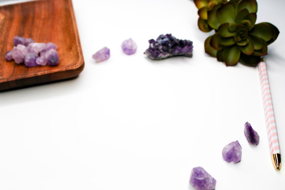 raisins violets et verts sur planche à découper en bois brun