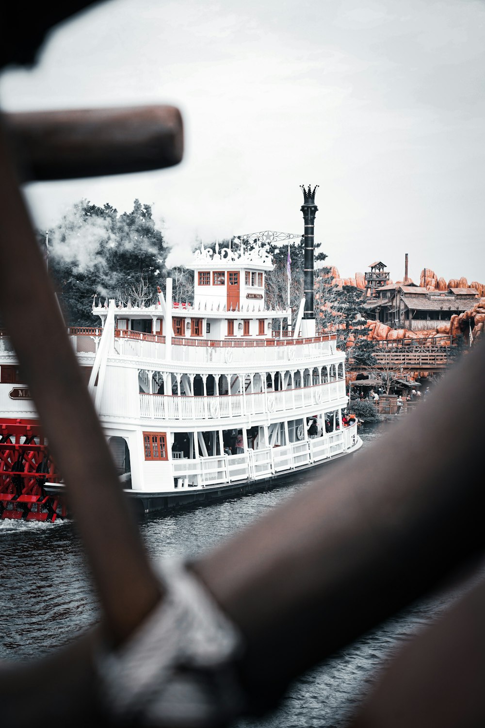 navio branco e vermelho no mar durante o dia