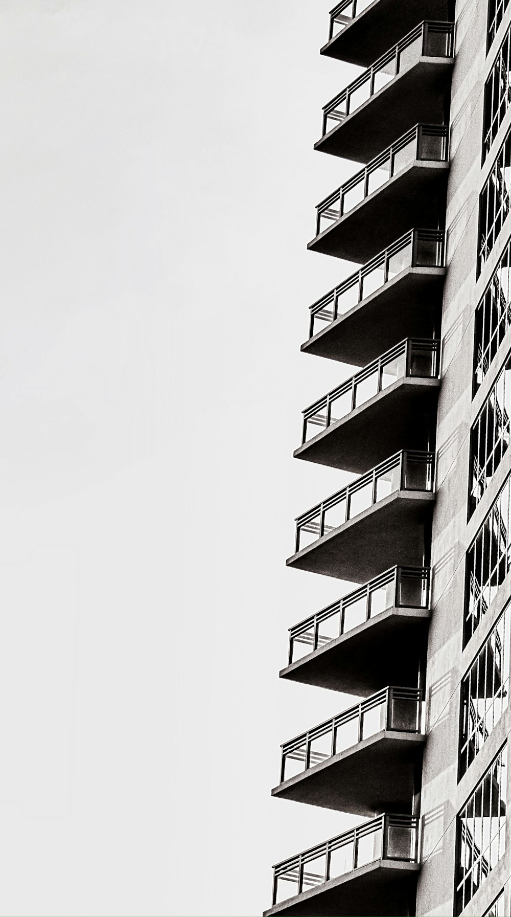 Foto en escala de grises de un edificio de hormigón