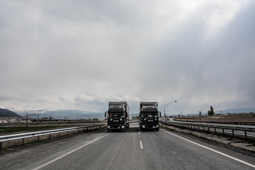 Camion bleu et blanc sur la route pendant la journée