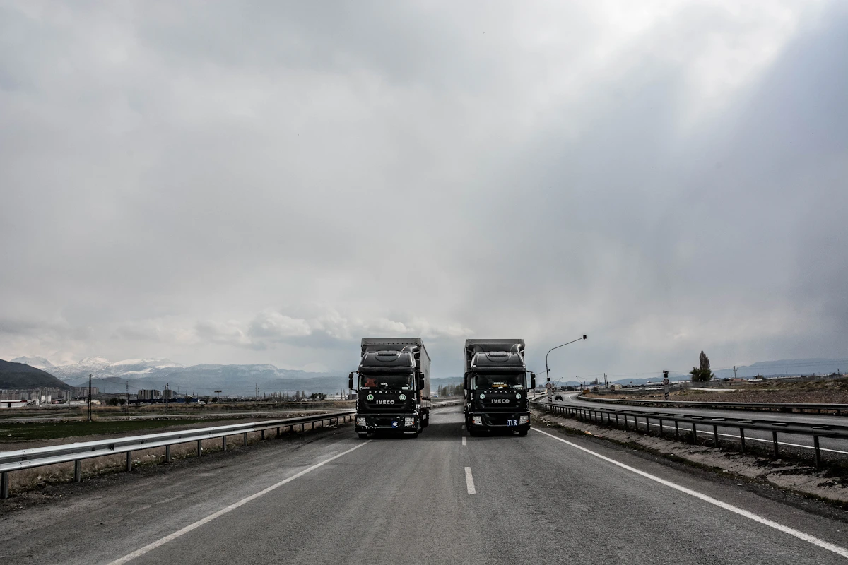 Camion européen bleu et blanc sur l'autoroute