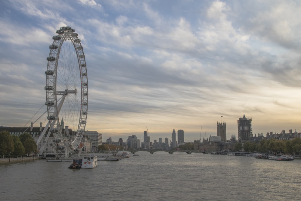 Riesenrad in der Nähe von Gewässern tagsüber