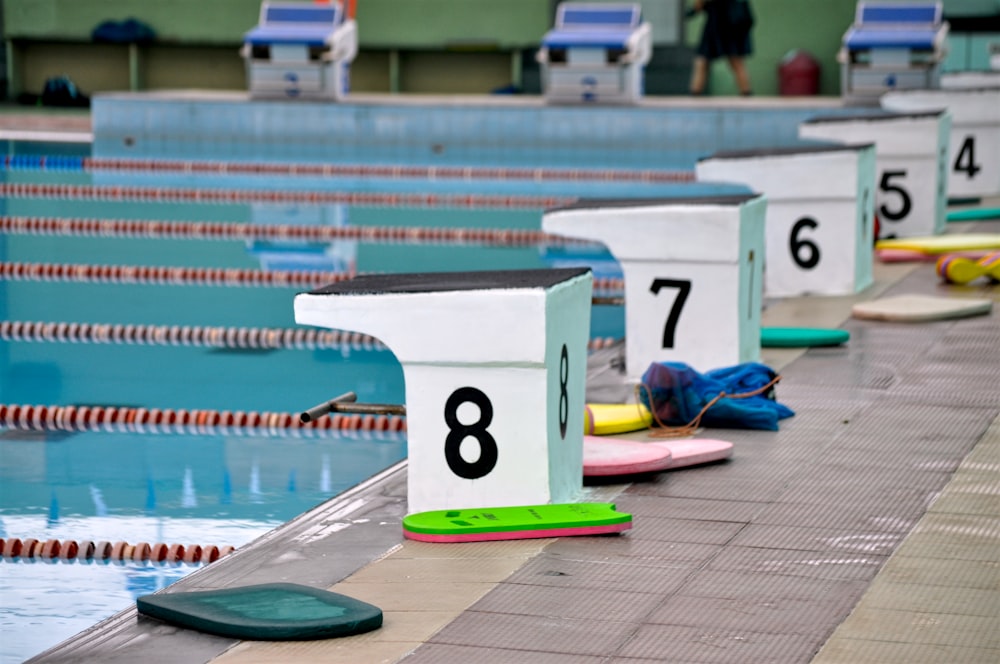 suporte de madeira branco e verde na piscina