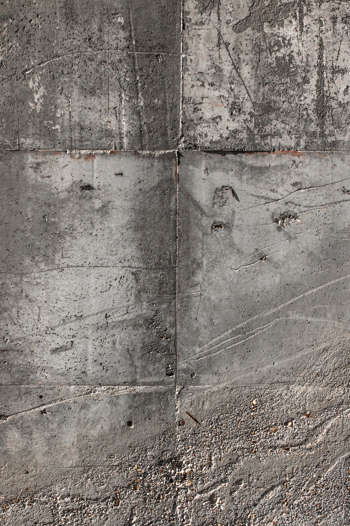 Muro de concreto gris con juntas estructurales visibles